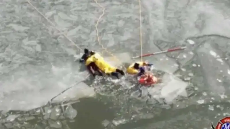 pompieri salvano adolescenti in un lago ghiacciato durante esercitazione 4