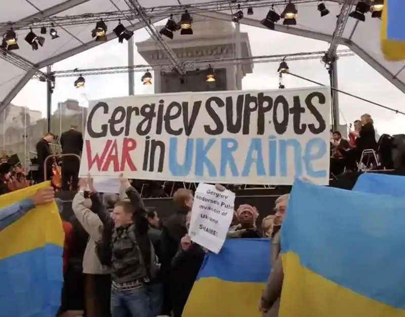 protesta contro valery gergiev a londra   trafalgar square   11 maggio 2014