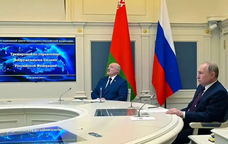 putin e lukashenko guardano le esercitazioni militari