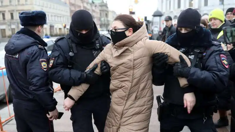 russia, arresti dei manifestanti contro la guerra 21