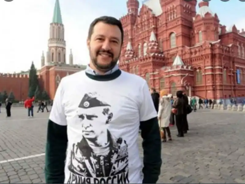 salvini con la maglietta di putin