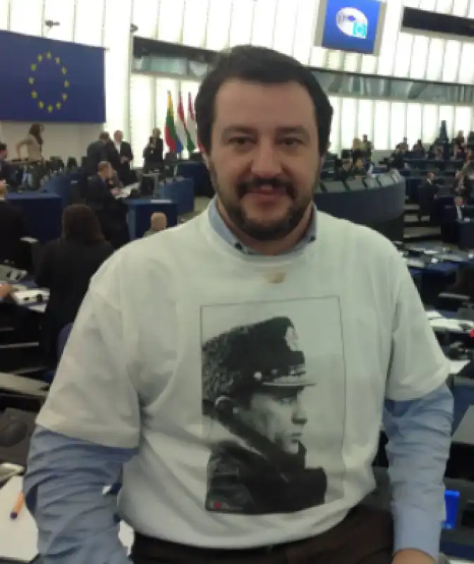 salvini con la maglietta di putin