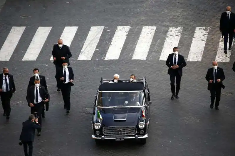 sergio mattarella con mario draghi e ugo zampetti sulla lancia flaminia 32