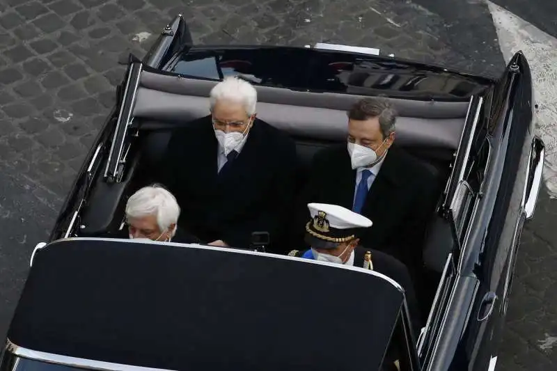 sergio mattarella sulla lancia flaminia con mario draghi e ugo zampetti 