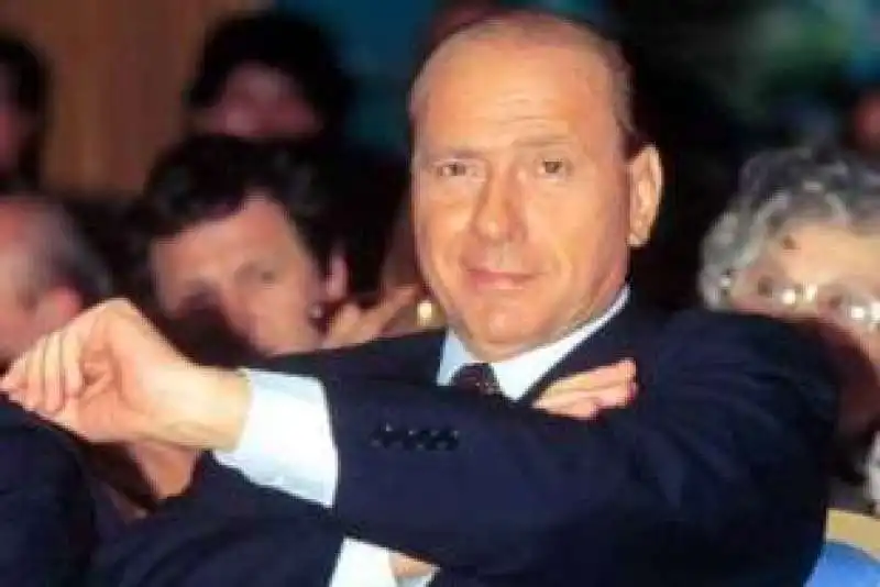 SILVIO BERLUSCONI E IL GESTO DELL OMBRELLO