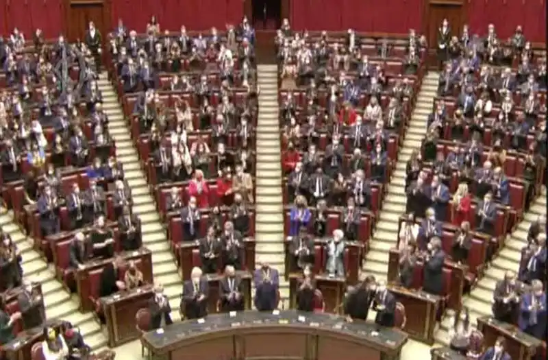 STANDING OVATION PER SERGIO MATTARELLA  