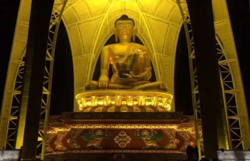 statua di buddha abbattuta in cina 4