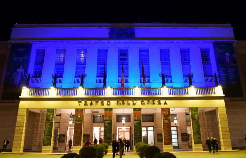 teatro dell opera illuminato con i colori dell ucraina