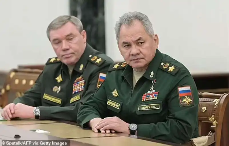 Valery Gerasimov e Sergey Shoygu alla conferenza stampa del Cremlino