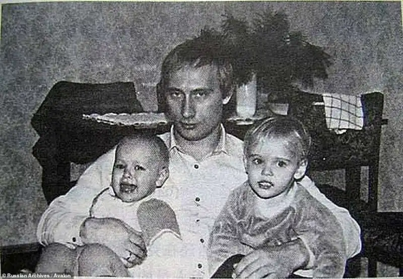 vladimir putin con le due figlie mariya e katerina 2