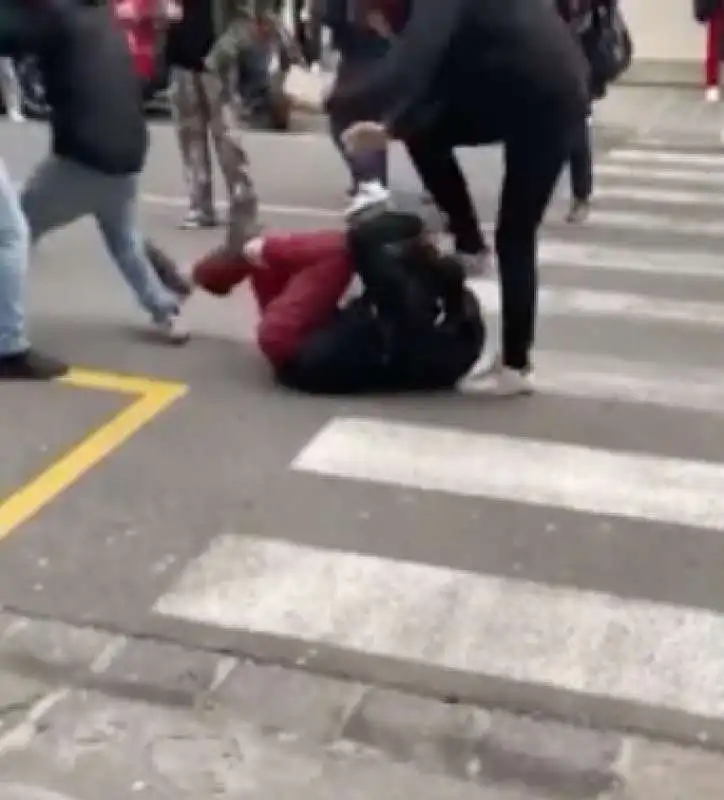 aggressione al liceo michelangiolo di firenze   4