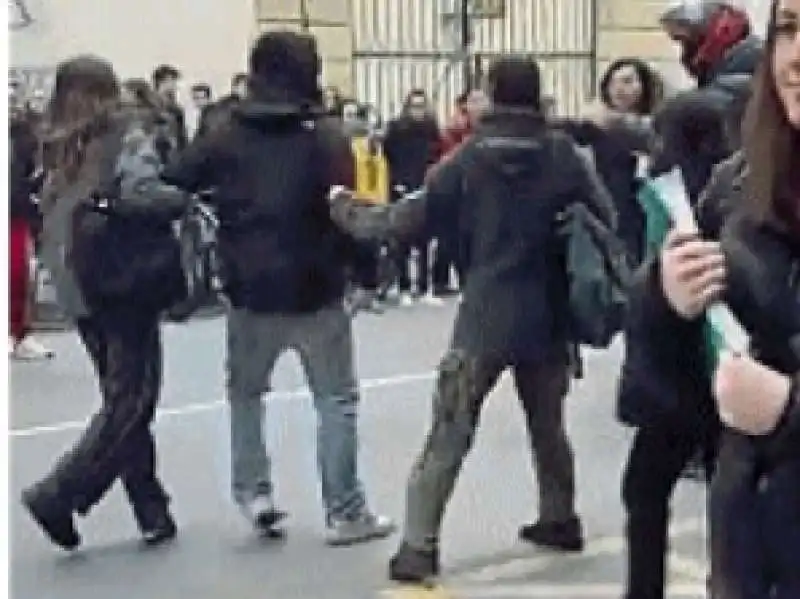 aggressione al liceo michelangiolo di firenze   6