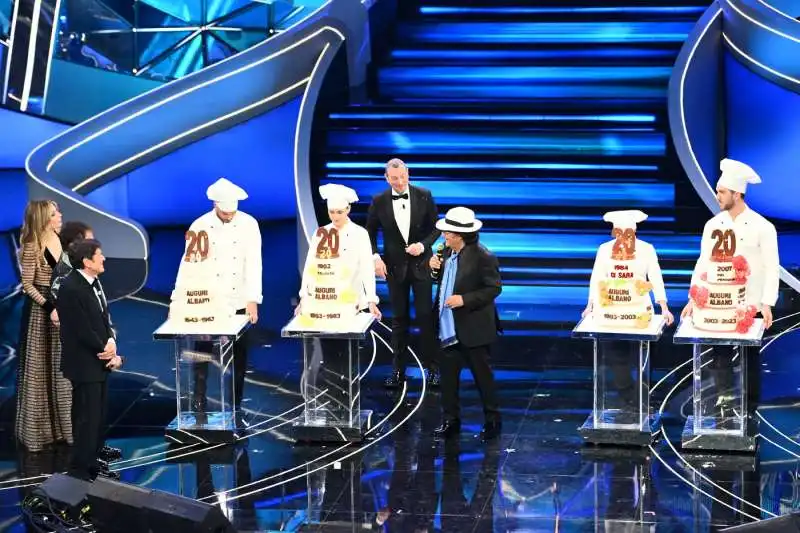 al bano festeggia sul palco   sanremo 2023