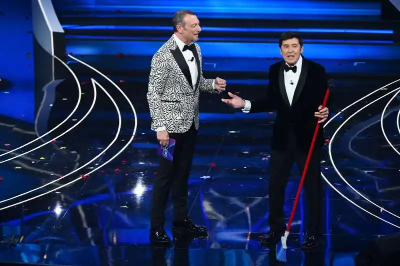 amadeus e gianni morandi con la scopa in mano    sanremo 2023