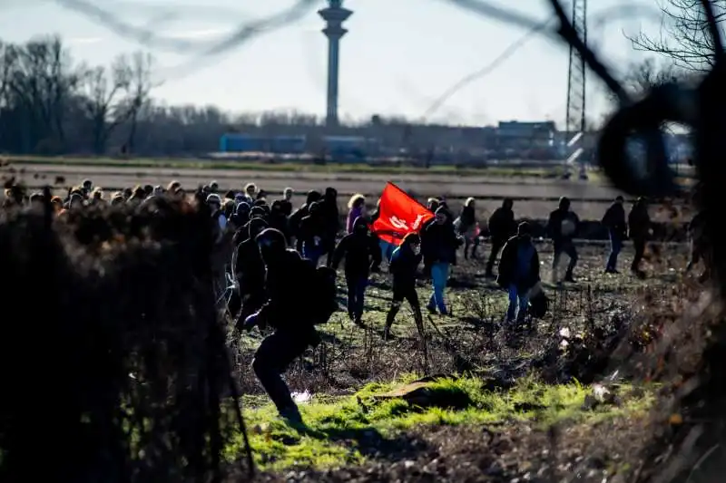 anarchici davanti al carcere di opera 27