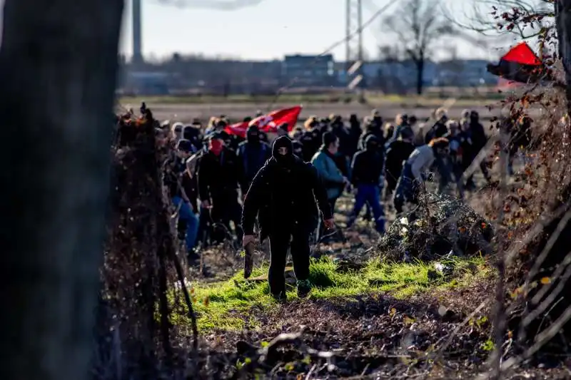 anarchici davanti al carcere di opera 28