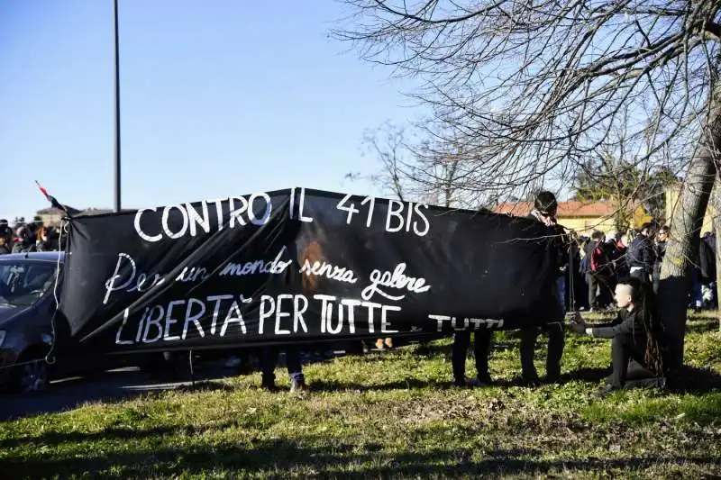 anarchici davanti al carcere di opera 4