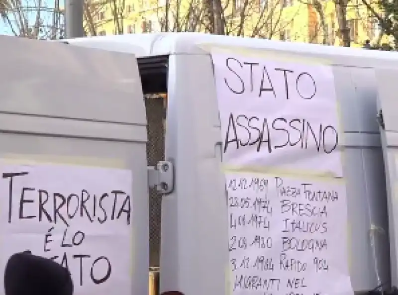 anarchici in sostegno di cospito a roma 3