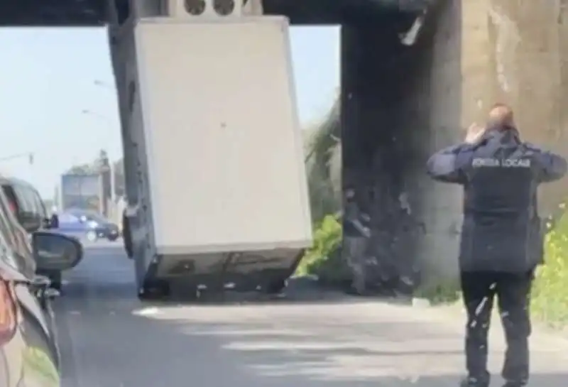 camion incastrato sotto un ponte a ragusa   2