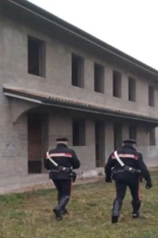 CARABINIERI NEL CASOLARE DI TREVISO