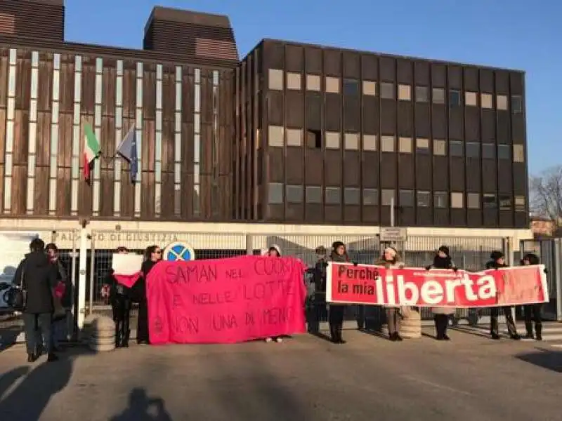 cartelloni fuori il processo per l omicidio di saman abbas
