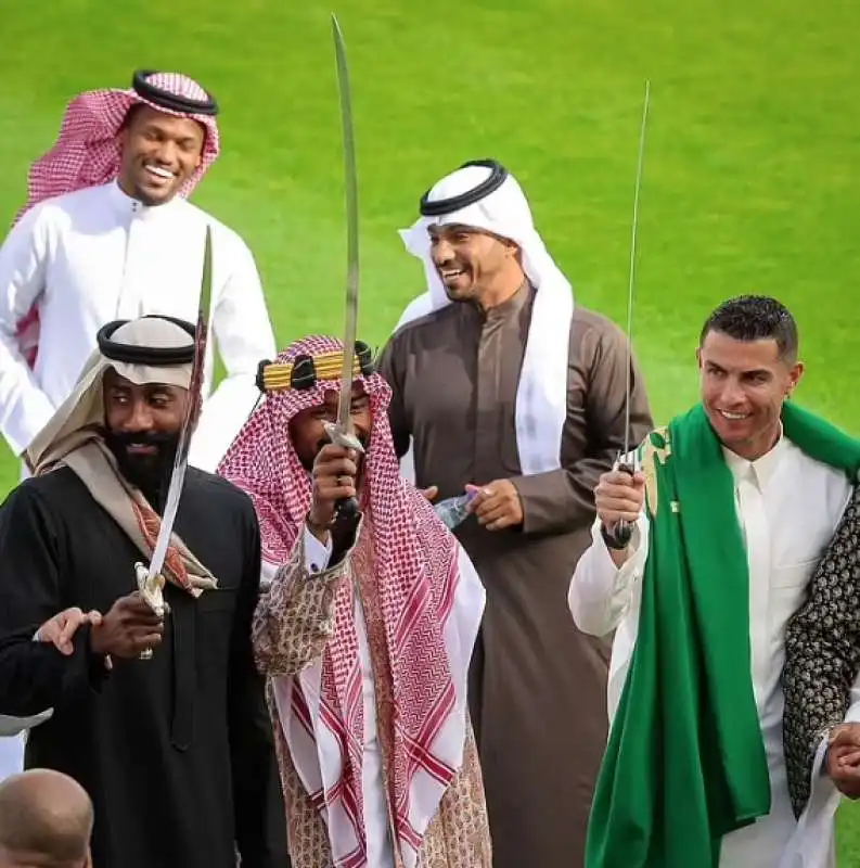 CRISTIANO RONALDO CON GLI ABITI TRADIZIONALI SAUDITI 