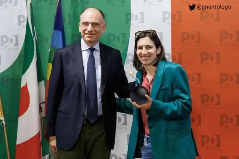 elly schlein e enrico letta passaggio di consegne vignetta by gnentologo