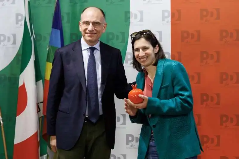 enrico letta regala una melagrana a elly schlein