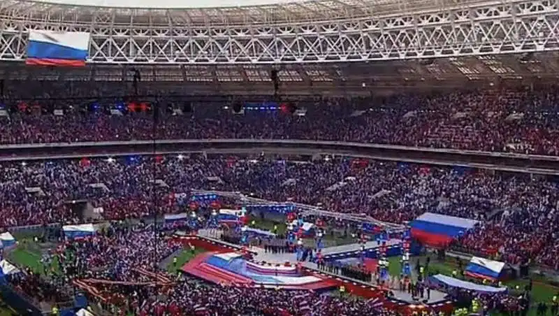 folla allo stadio lushniki di mosca per il discorso di vladimir putin    22 febbraio 2023 