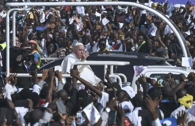 folla per bergoglio in congo   6