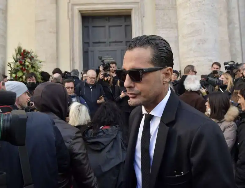 funerale costanzo   fabrizio corona   foto di bacco 1