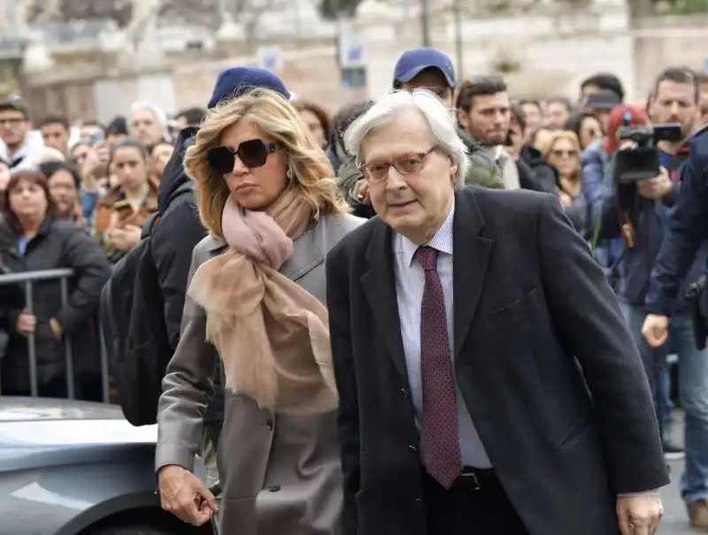 funerale costanzo   myrta merlino vittorio sgarbi   foto di bacco  1