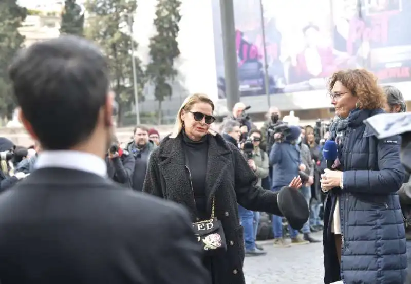 funerale costanzo   simona ventura foto di bacco 