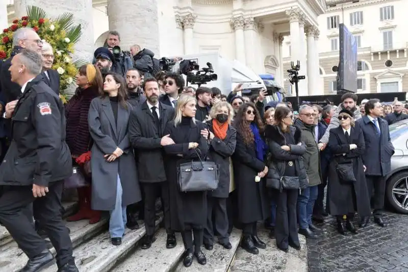 funerale costanzo   uscita del feretro   foto di bacco 