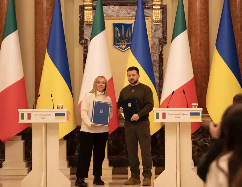 giorgia meloni e volodymyr zelensky a kiev        