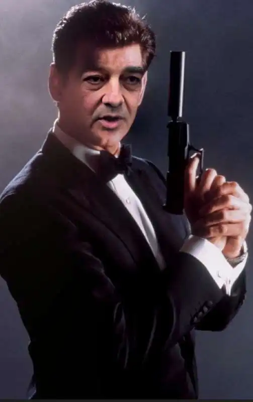 GIOVANBATTISTA FAZZOLARI IN VERSIONE 007