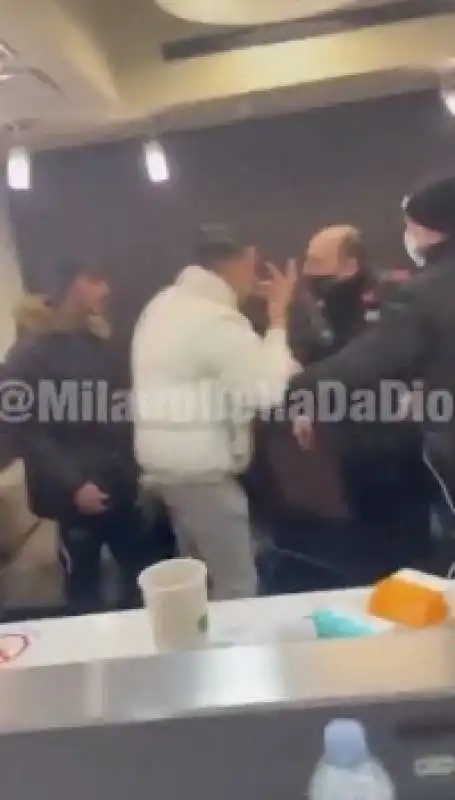 GUARDIA GIURATA AGGREDITA IN UN FAST FOOD 