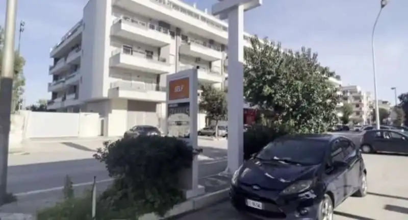 il distributore di benzina di alfonso centrone a trani  3