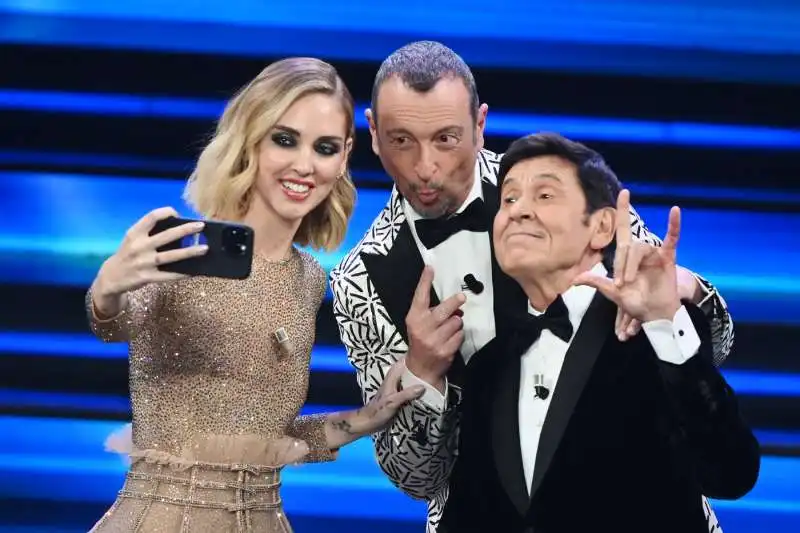 il selfie di chiara ferragni amadeus e gianni morandi