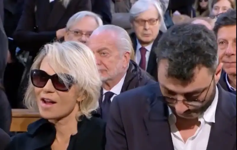 IL SORRISO DI MARIA DE FILIPPI DURANTE I FUNERALI DI MAURIZIO COSTANZO