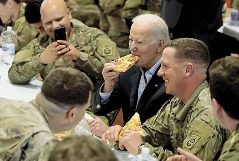 JOE BIDEN MANGIA LA PIZZA CON I SOLDATI AMERICANI