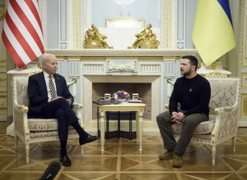 JOE BIDEN VOLODYMYR ZELENSKY 