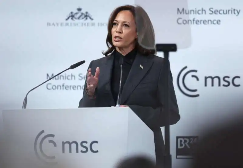 kamala harris alla conferenza di monaco sulla sicurezza 