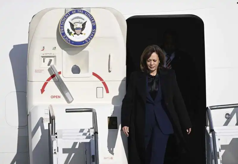 kamala harris arriva a monaco per la conferenza sulla sicurezza