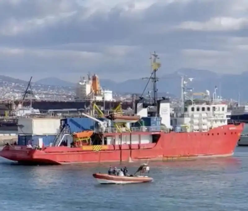 l arrivo della nave sea eye 4 al porto di napoli   2