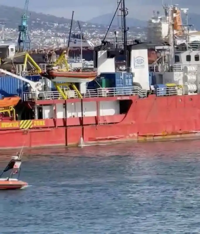 l arrivo della nave sea eye 4 al porto di napoli   3