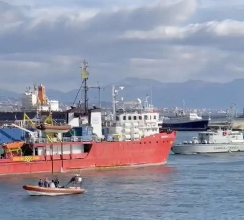 l arrivo della nave sea eye 4 al porto di napoli   5