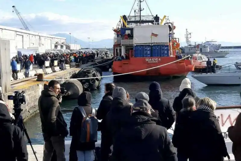 l arrivo della nave sea eye 4 al porto di napoli   7