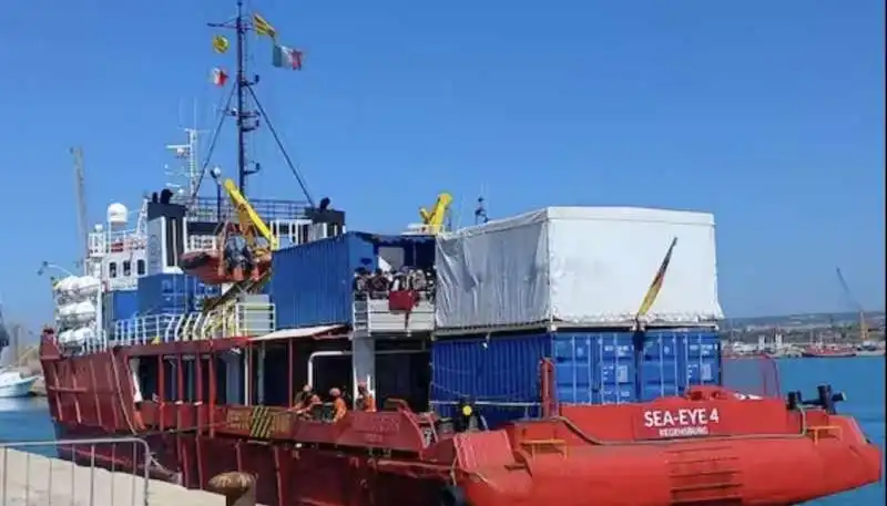 l arrivo della nave sea eye 4 al porto di napoli   9