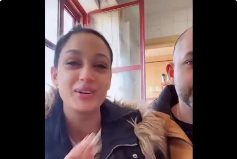 la donna spagnola con il marito che l ha schiaffeggiata su tiktok 1